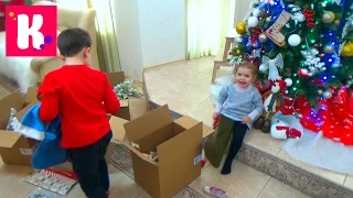 Катя с Максом наряжает игрушками новогоднюю ёлку 2015