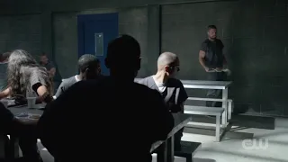 Arrow [7x1] Oliver Prison fight in cafeteria