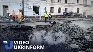 Величезна вирва посеред дороги та вибиті вікна - наслідки ракетного удару росіян по столиці