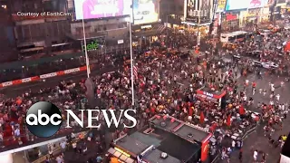 Motorcycle scare sends hundreds fleeing in Times Square l ABC News