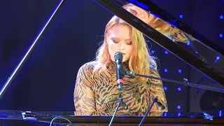 Freya Ridings - Castles (Live) - Le Grand Studio RTL