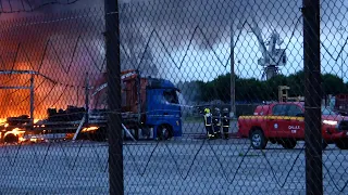 Θεσσαλονίκη: Μεγάλη φωτιά στο λιμάνι – Στις φλόγες τυλίχτηκαν 4 φορτηγά