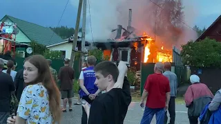 Пожар в деревне. Молния попала в сарай, сгорел дом