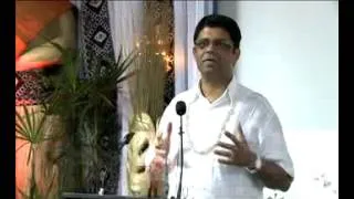 Fijian Attorney General Aiyaz Sayed-Khaiyum presents the 2012 Fijian Host of the year Award