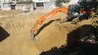 Hitachi zaxis 210 lch ekskavatör, kamyona yükleme yapıyor.