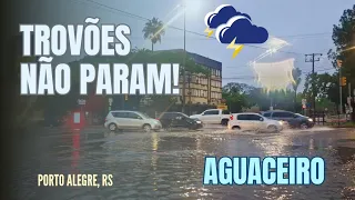 Trovoadas sem parar, tempo escuro e chuva torrencial em Porto Alegre - 29/04/2024