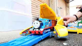 Japanese Plarail Doctor Yellow transforming into a base & Thomas and Friends trains.