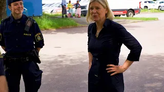Magdalena Andersson valkampanjar i Biskopsgården och Hammarkullen