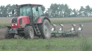 вспашка земли трактором МТЗ 2022.3 Беларус