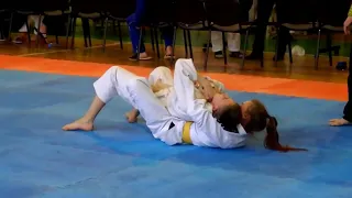 Girl TAPS out guy in Jiu Jitsu