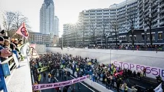 Honderden klimaatactivisten van Extinction Rebellion hebben zaterdag de A12 in Den Haag geblokkeerd.