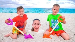 Vlad e Nikita tiveram um dia divertido na praia! Brincando com mamãe e areia