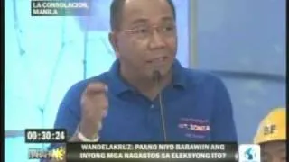 Sen. Mar Roxas questions Jay Sonza in the HARAPAN VP Debate