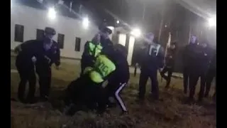 Агрессивные сахалинцы пытались отбить пьяного водителя у полиции