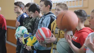 В дарунок - дітям. Геннадій ВАЦАК передав ліцею с.Довжок (Мурафська громада) плиту, м'ячі та канат