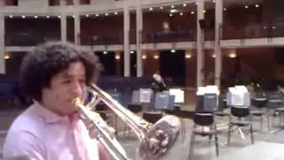 Gustavo Dudamel tocando el Trombón