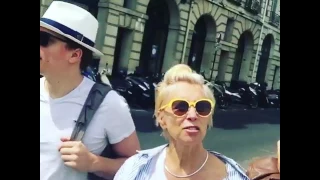 Алена Свиридова с сыном Василием гуляют по Парижу