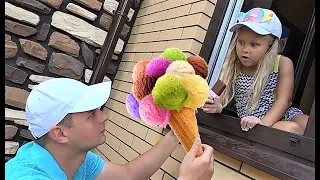 Алиса делает вкусное мороженое! Alice play with color ice cream! Play ICE CREAM CAFE with Alice