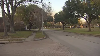 Meyerland man robbed at gunpoint during evening walk through his neighborhood
