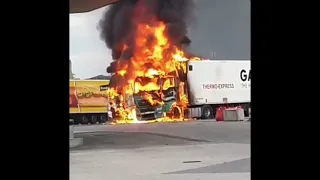 Vollbrand zweier LKW auf Autobahn Parkplatz