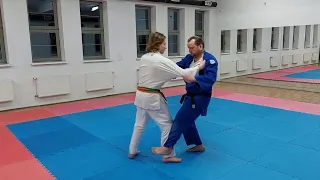 Judo - de-ashi-barai - zamiecenie wystawionej nogi - jeden z prostszych rzutów nożnych (Judopedia)