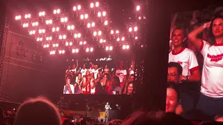 Harry Styles’s talking to a group wearing ‘Watermelon Sugar’ tshirt-Love On Tour Singapore 2023 [4K]