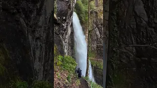 Водопады Ирина и Великан 💦 расположены на востоке Абхазии.🤟#великан #абхазия  #кивитур #kiwitur