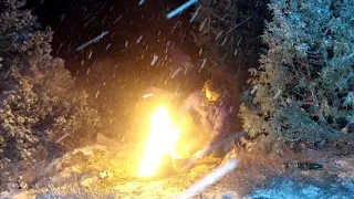 survival solo camping in snow storm asmr [surviving bushcraft in heavy snow rain ]