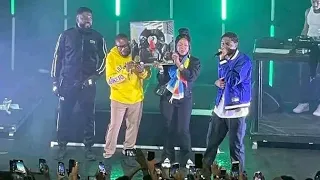 Tiakola Mélo et ses parents sur scène à La Cigale de Paris | Dadju, Gazo & 4Keus Concert 07.10.2022