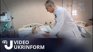 Головний лікар Мечнікова спілкується с пораненими бійцями, які знаходяться в реанімації