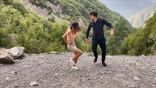 Девушка И Парень Танцуют Изящно Красиво В Горах Лезгинка Чеченская Шабу дуба либа ба 2020 ALISHKA