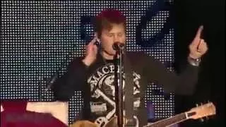 Tom DeLonge singing in his old voice