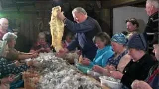 SORBEN - Federschleißen auf dem Njepila-Hof in Rohne / Schleife in SACHSEN - Lausitz