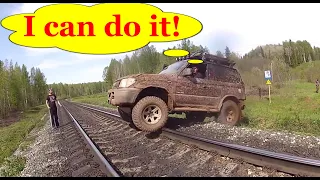 Fearless guys! How to cross railway tracks correctly and incorrectly by car! Until the train arrived