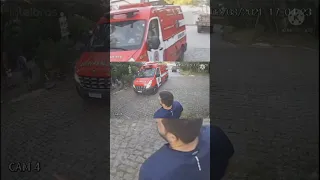 VEJA O MOMENTO EM QUE O CICLISTA PERDE O FREIO DA BICICLETA E QUASE ATINGE POLICIAL 😢😢😢