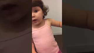 Que menininha aciosa e fofa.kkk