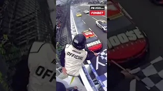 Это лучший обгон в NASCAR! Чувак пошел по внешнему кругу и расхер@чил машину – как в видеоиграх