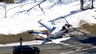 Single-engine plane lands on Southern State Parkway