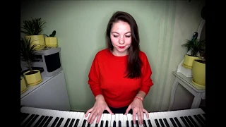 Девушка красиво играет на пианино Amelie Yann Tiersen - La valse d'Amelie | Ян Тирсен - Вальс Амели