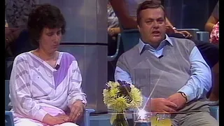 Jürgen Karney interviewt die Gewinner der Quizfrage (Bong, DDR-Fernsehen)