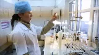 Проверка молока на качество в лаборатории завода производителя