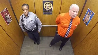 Ein Polizist dachte, sie wären allein im Aufzug, jedoch hat eine Kamera alles aufzeichnet