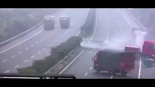 Жестокая массовая авария грузовиков