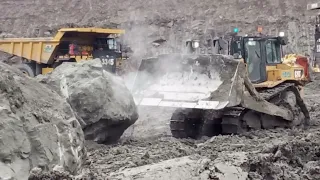 D8R BULLDOZER pushes Massive Rock‼️ BULLDOZER mendorong Boulder sangat besar