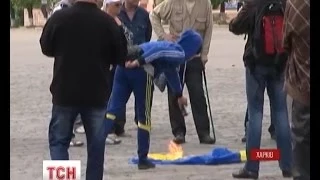 У Харкові нападали на журналістів і палили прапор України