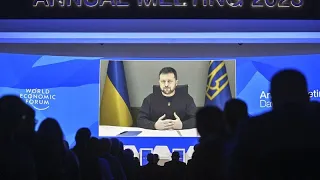 Zelensky ai leader riuniti a Davos: "Abbiamo bisogno di finanziamenti e armi"