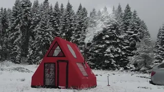 ГОРЯЧИЙ ПАЛАТОЧНЫЙ ЛАГЕРЬ С ПЕЧЬЮ В СНЕГУ