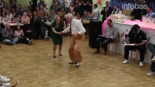 El impresionante baile de una pareja de adultos mayores