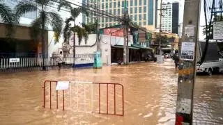 Floods @ Loy Khro Road, September 2011 - Chiang Mai, Thailand