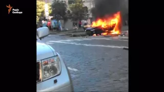 Палаючий автомобіль, в якому був Шеремет, після cмертельного вибуху